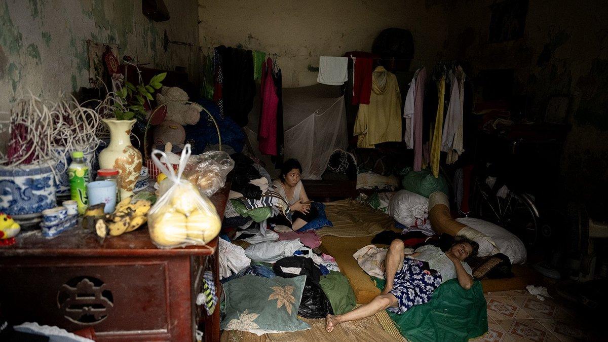 wanita 80 tahun hidup bareng 10 anaknya yang semua odgj,kondisi rumah miris,penuh sampah