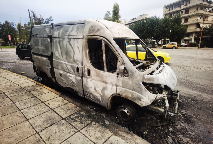 ζωγράφου: νεαροί έκαψαν αυτοκίνητα στην πανεπιστημιούπολη - δείτε φωτογραφίες