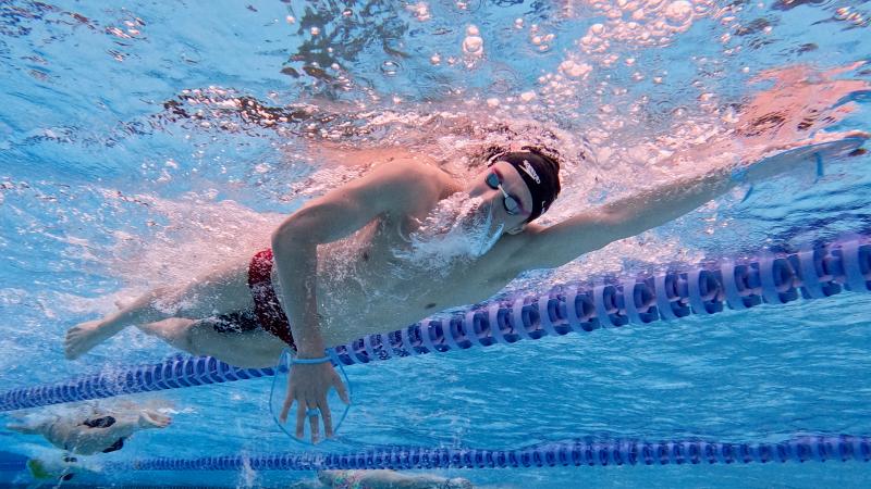 mondiaux de natation : lucas henveaux atteint la finale du 400m libre avec un nouveau record de belgique