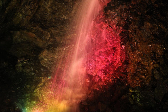 dolny śląsk skrywa bajkową atrakcję. podziemny wodospad mieni się w kolorach i robi wrażenie