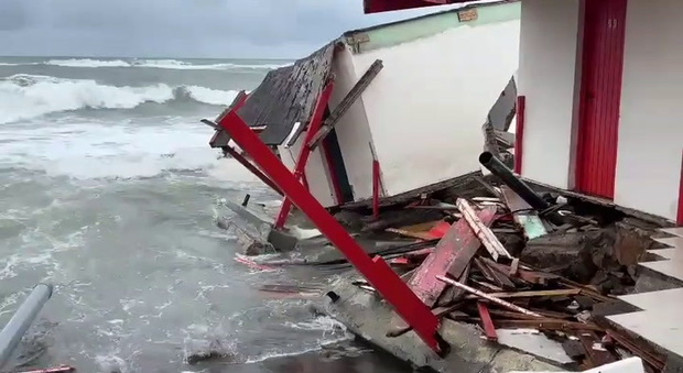 Maltempo, Mareggiata A Ostia: Devastate Le Cabine Del Kursaal