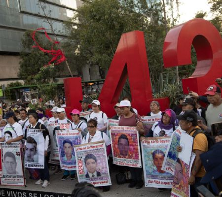 familias de los estudiantes de ayotzinapa descartan reunirse con la covaj