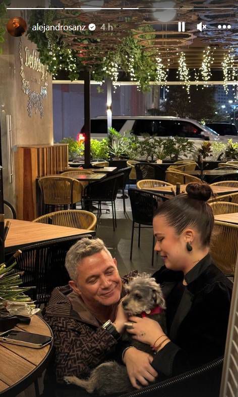 alejandro sanz sorprende a su hija manuela el día de su graduación