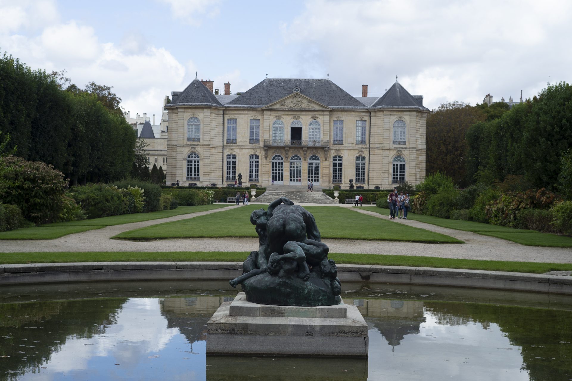 <p>Dedicated to the French sculptor Auguste Rodin, this museum is one of the best in Paris. Its exterior is also highly appreciated by visitors for its elegance. With its shaded walkways, pond, and green spaces dotted with sculptures, the garden is a picturesque extension of the museum itself!</p>