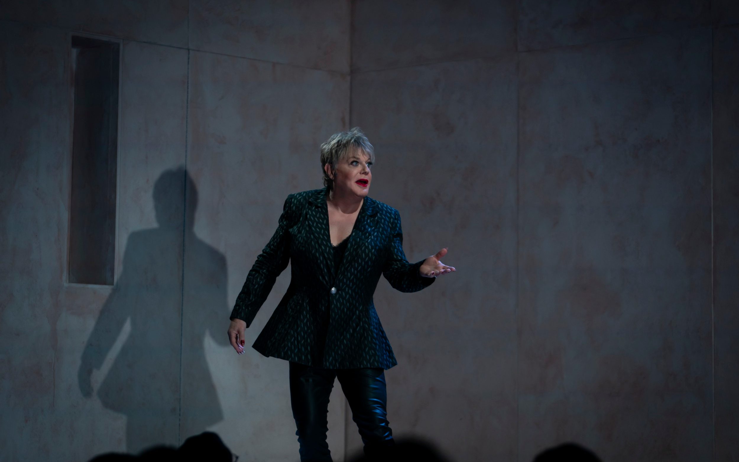 eddie izzard’s solo hamlet is an endurance test – taking on all the roles with wit and subtlety