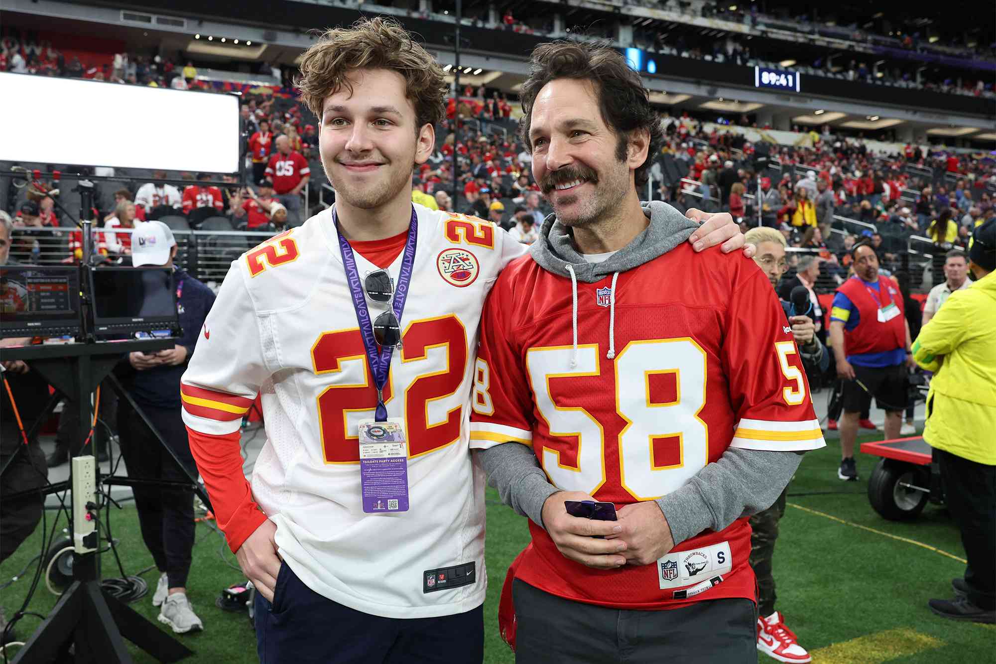 Every Celebrity At The Super Bowl In Vegas From Paul Rudd And JAY Z To   BB1i7ZA8.img