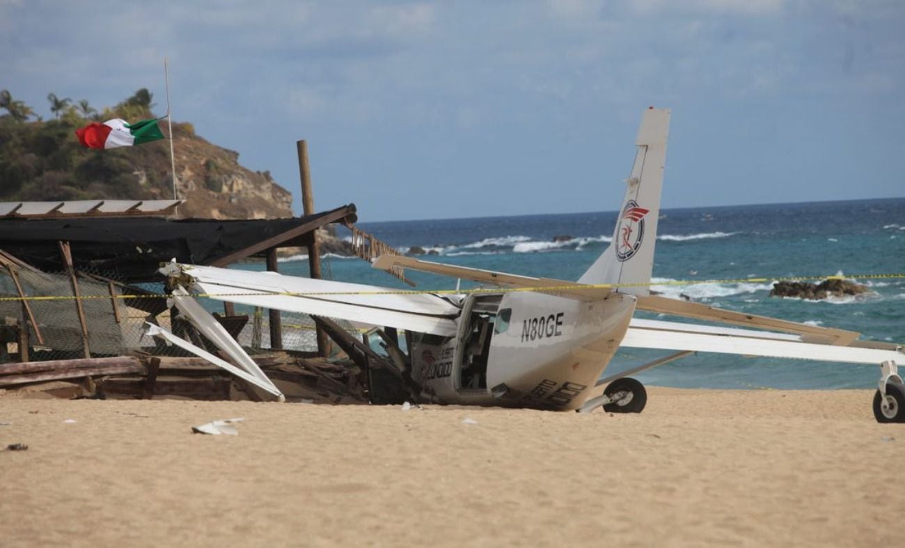 video: se desploma avioneta de paracaidismo en oaxaca y mata a turista en la playa