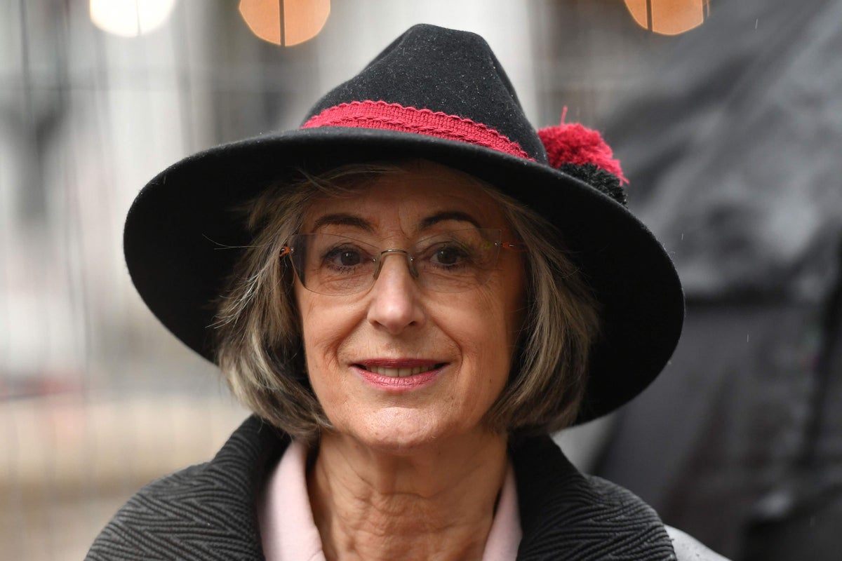 remember the hostages, says dame maureen lipman at ‘lovelock’ installation