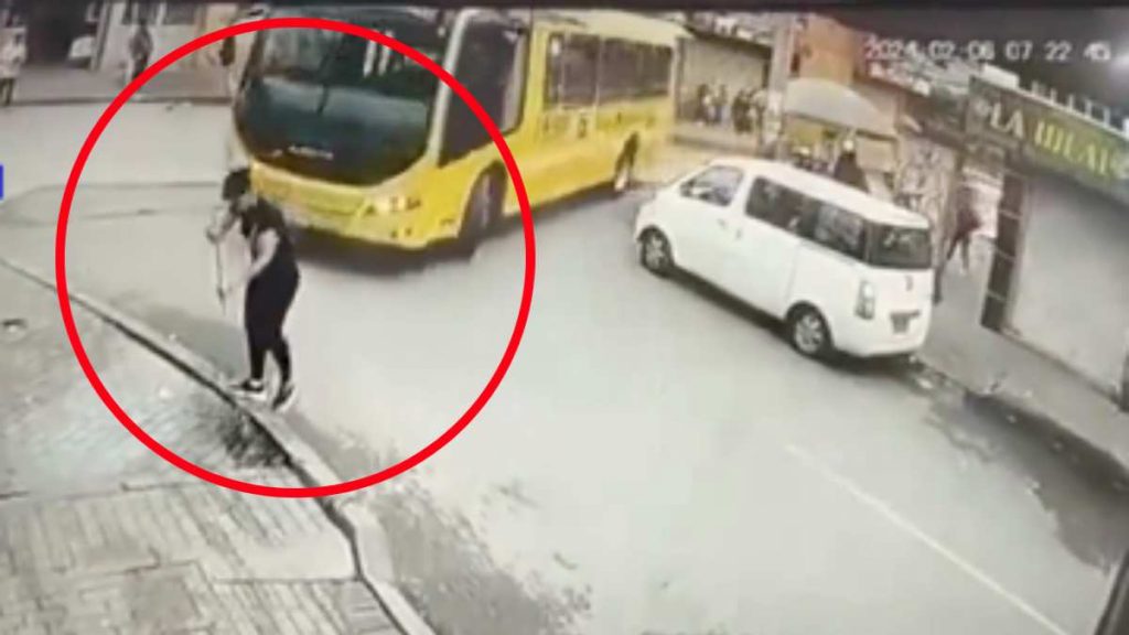 video: bus de sitp atropelló a mujer que barría en una esquina y ni cuenta se dio