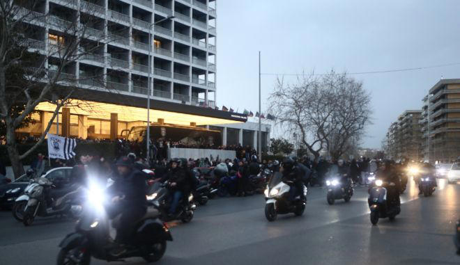 η ελληνική αστυνομία βάζει 