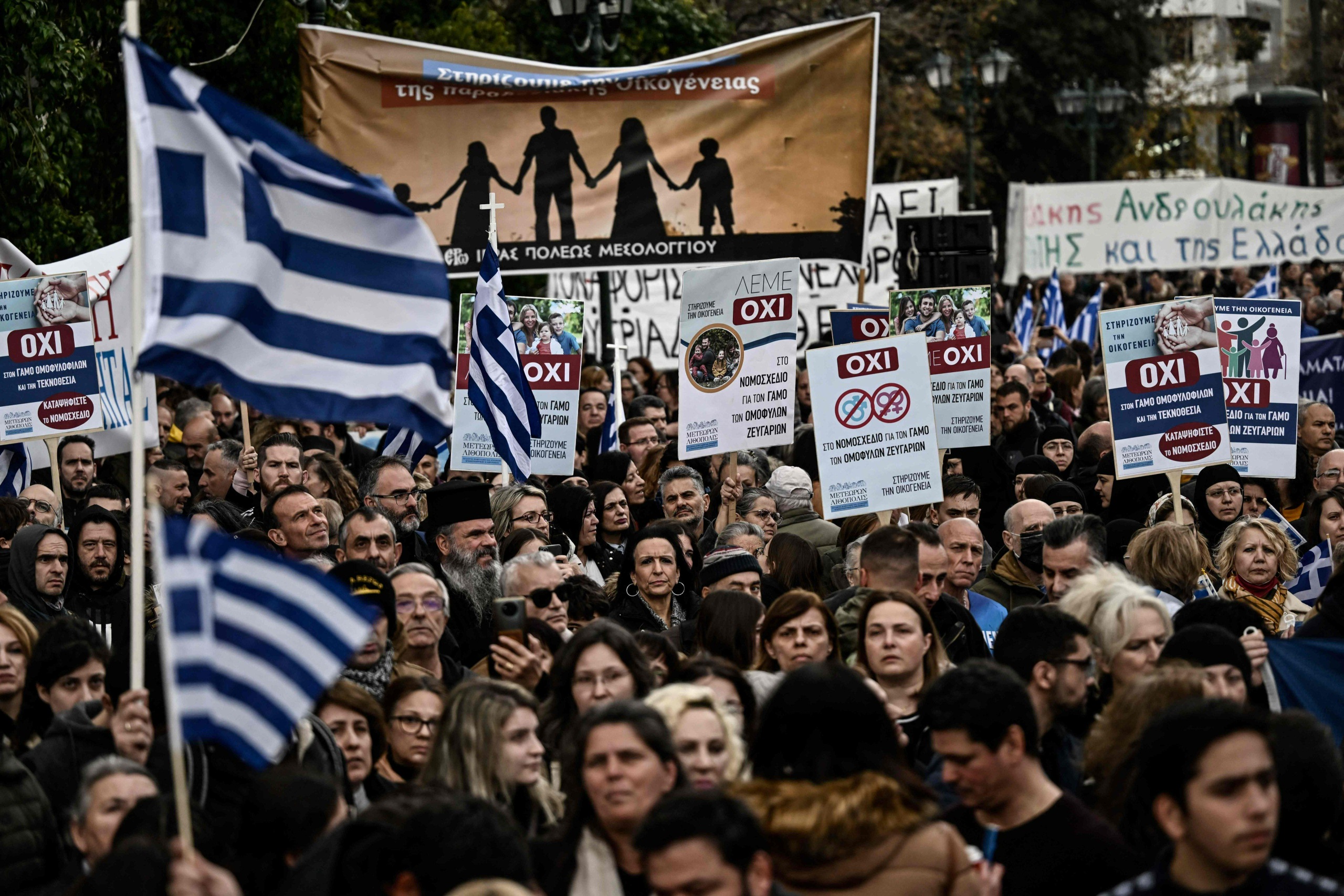 tuhannet kreikkalaiset osoittivat mieltään homoliittoja vastaan
