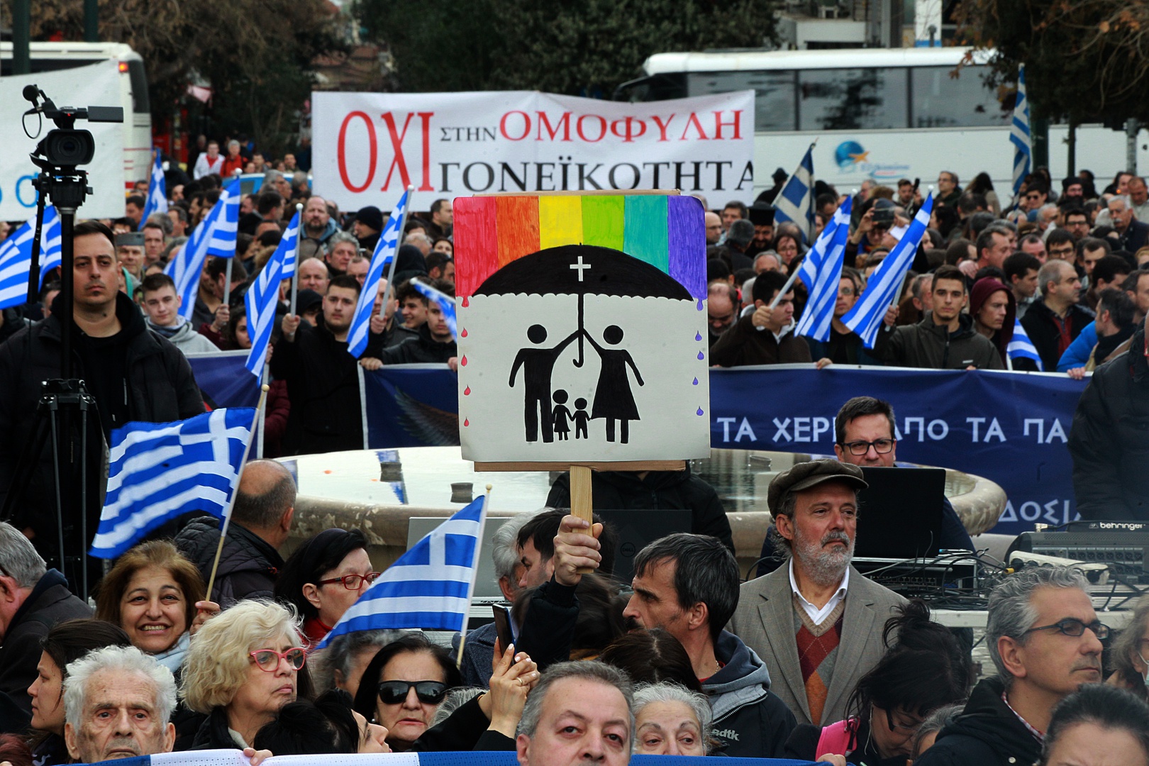 miles de personas protestan en atenas contra ley que legaliza el matrimonio homosexual