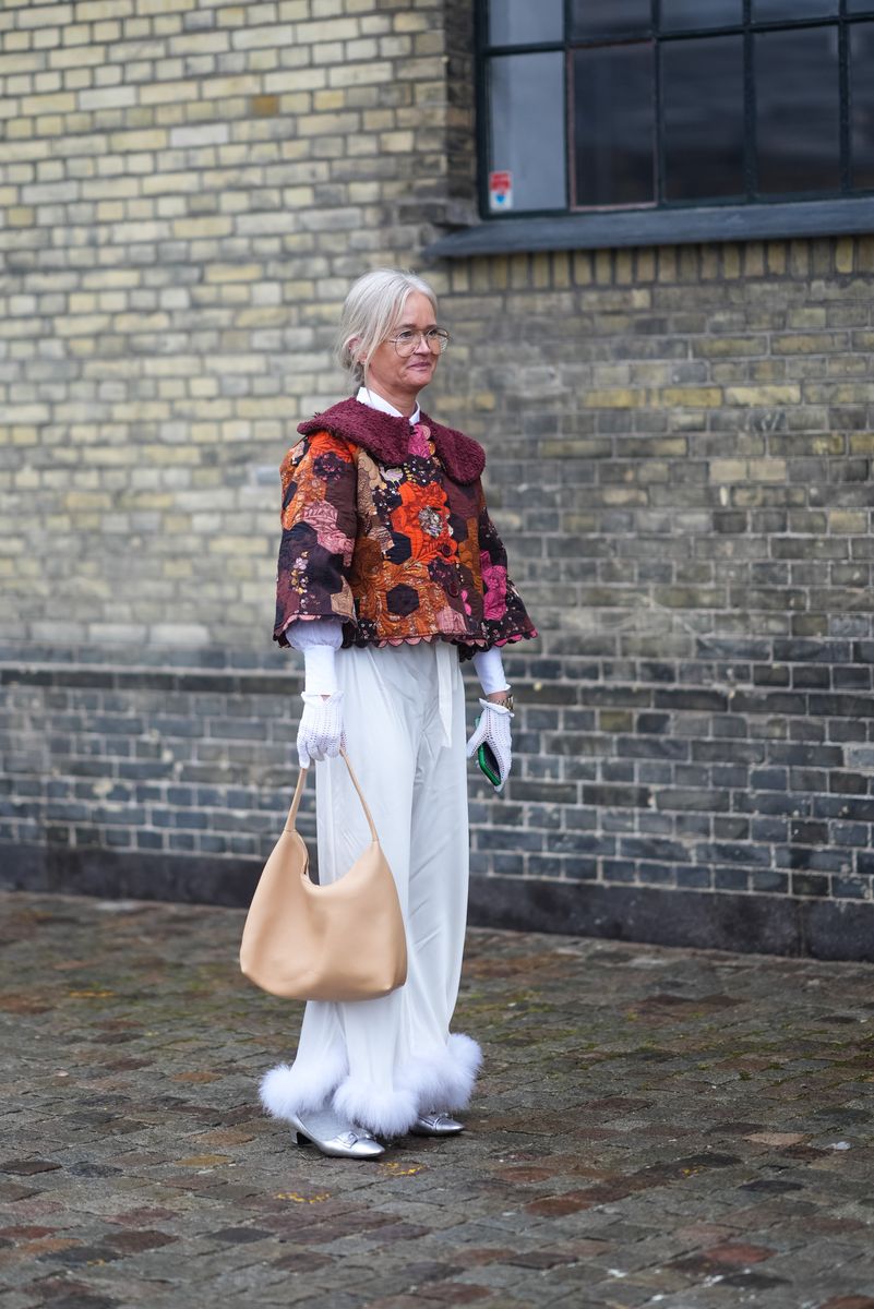 esta danesa de más de 50 años triunfa en copenhague con sus looks juveniles y estilosos