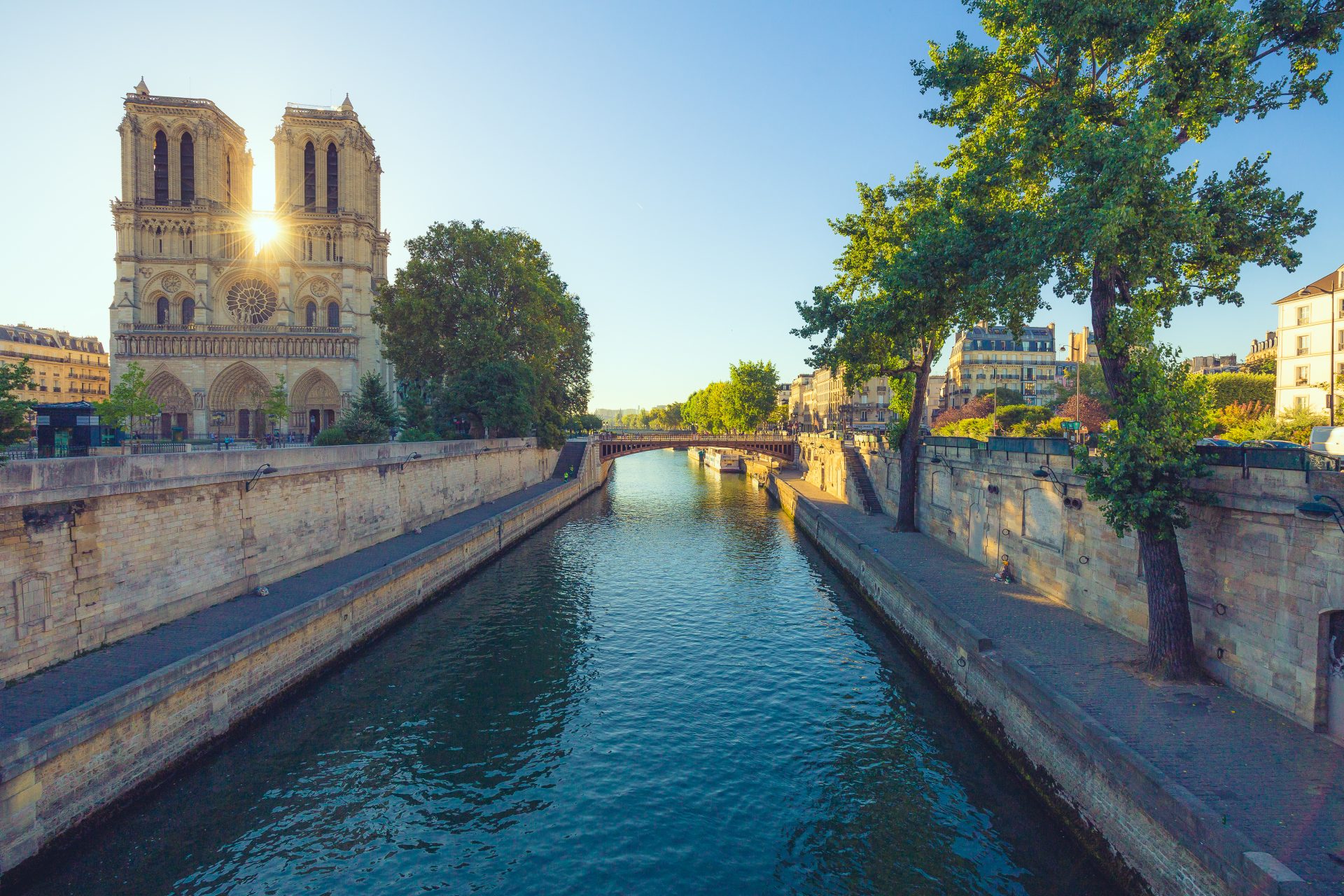 <p>Strolling along the Seine's banks is a classic Parisian activity. Follow the river's edge to traverse Paris from east to west, passing by the capital's most beautiful monuments. What could be more romantic?</p>