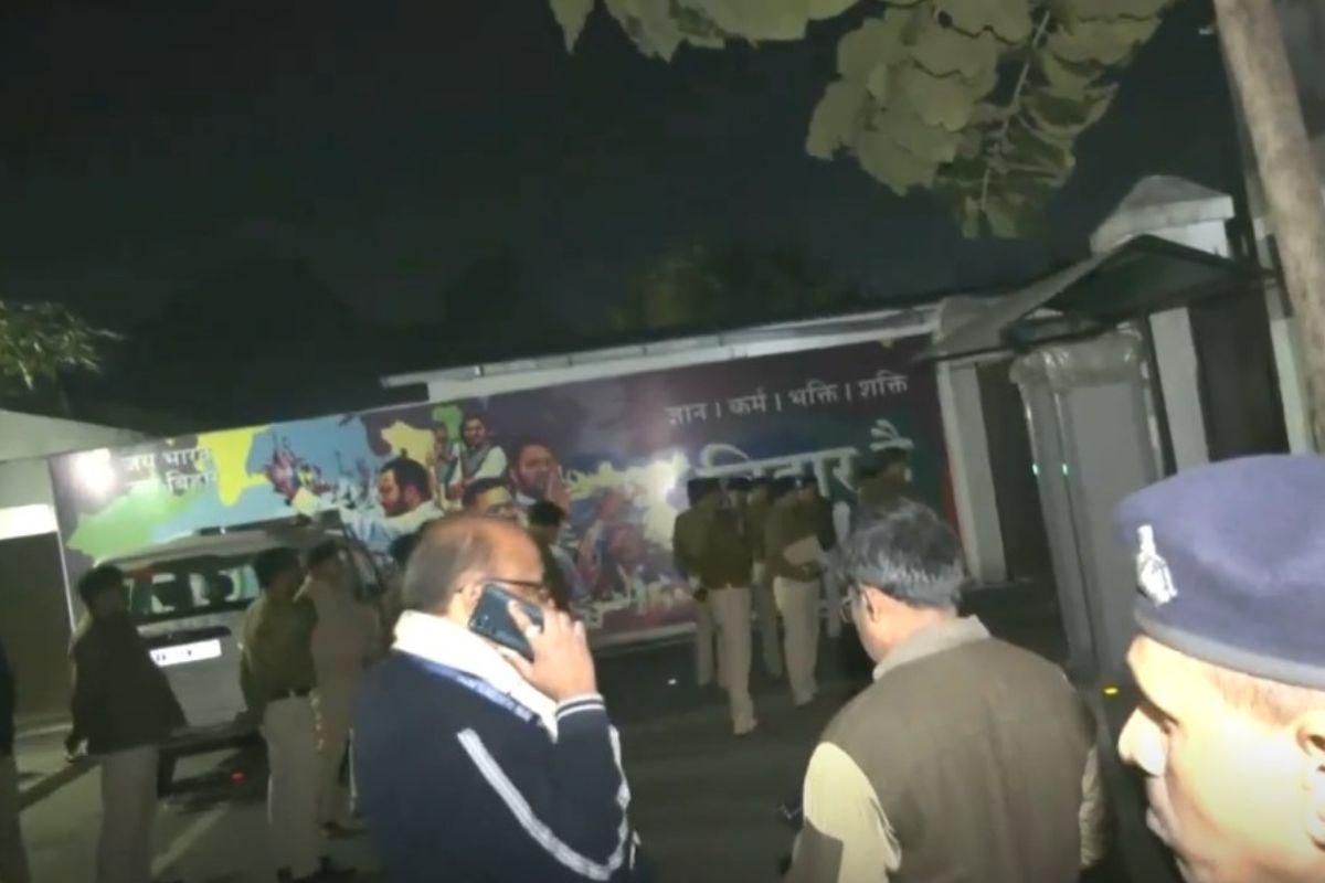 police visit tejashwi yadav's residence ahead bihar floor test; rjd supporters protest