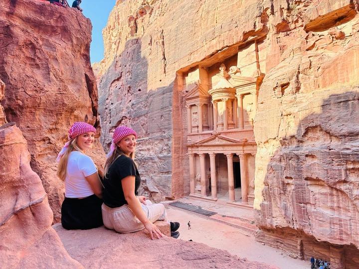 世界20カ国を半年かけて旅行した女性二人組、「お金のやりくり」の全容を明かす