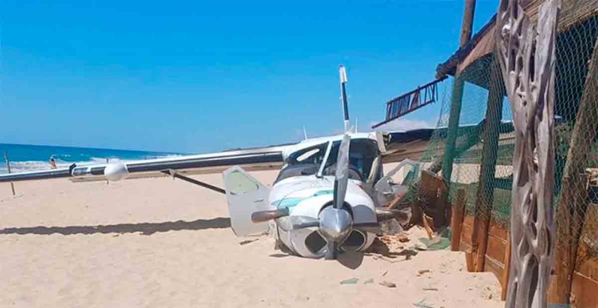 vídeo: avião com 17 passageiros cai na praia de bacocho e atropela banhista, causando sua morte