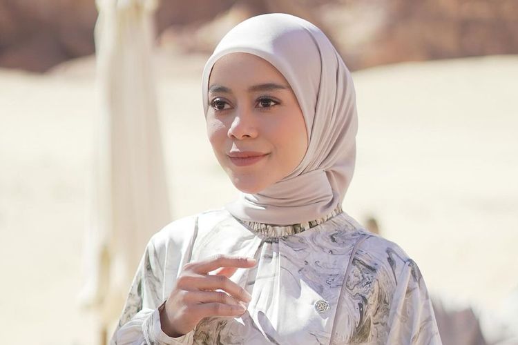 inspirasi gamis hijab untuk baju lebaran ala lesti kejora, siap-siap punya!