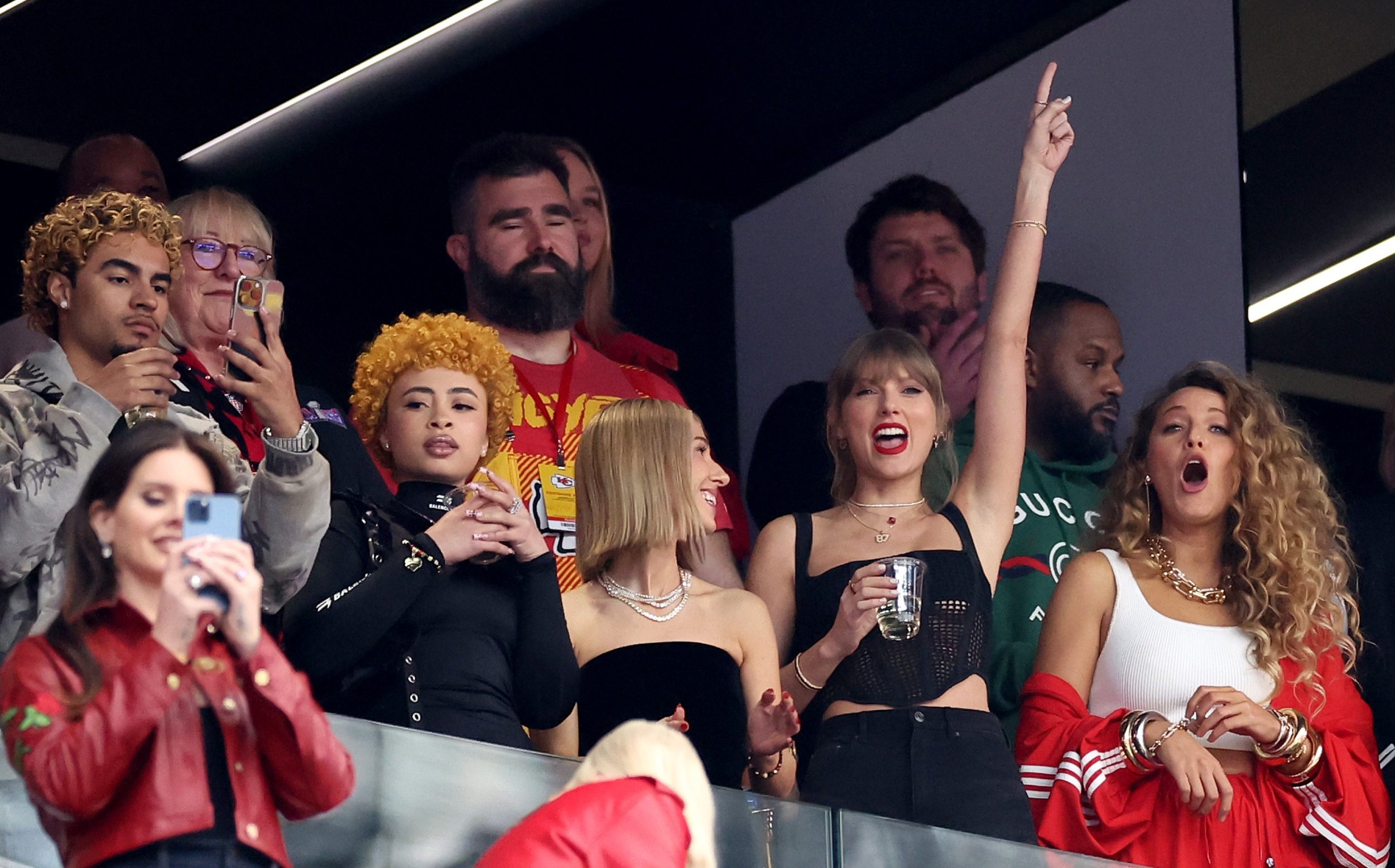 Taylor Swift Downs A Beer And Justin Bieber Dances To Usher All The   BB1i8STp.img