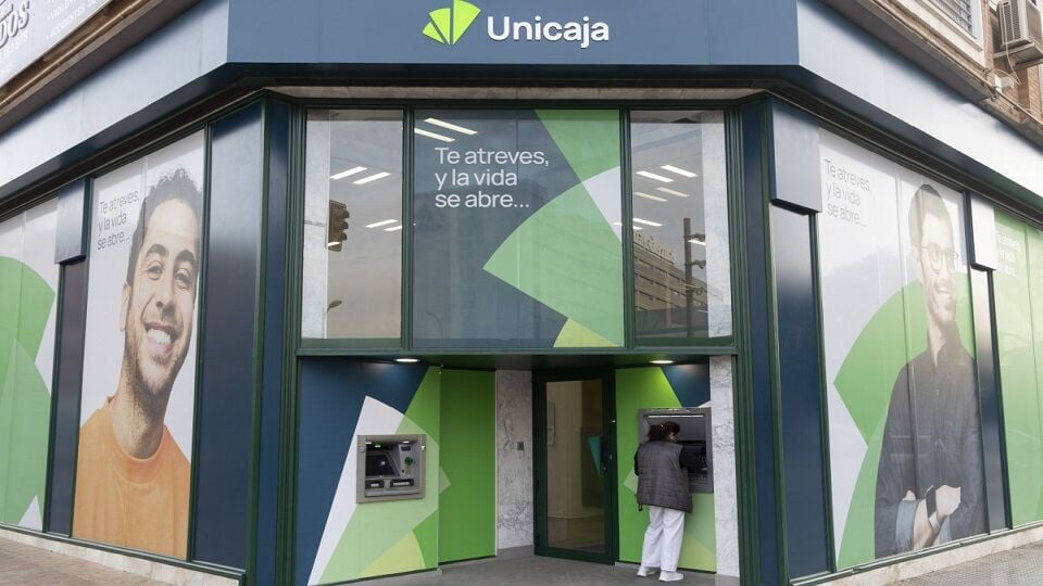 unicaja lidera el ibex 35 ante los rumores de fusión con banco sabadell
