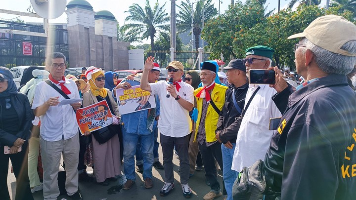 2 kelompok massa pro dan anti pemakzulan jokowi bertemu di dpr