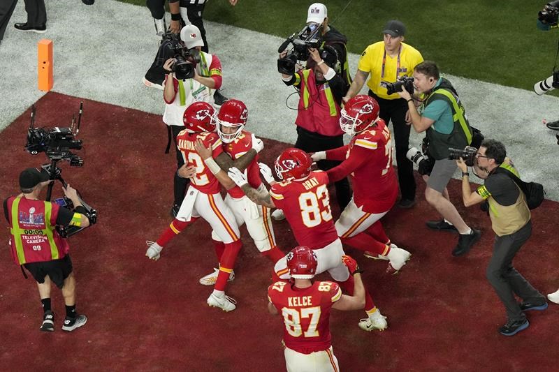 mahomes rallies chiefs to second straight super bowl with 25-22 ot win over 49ers