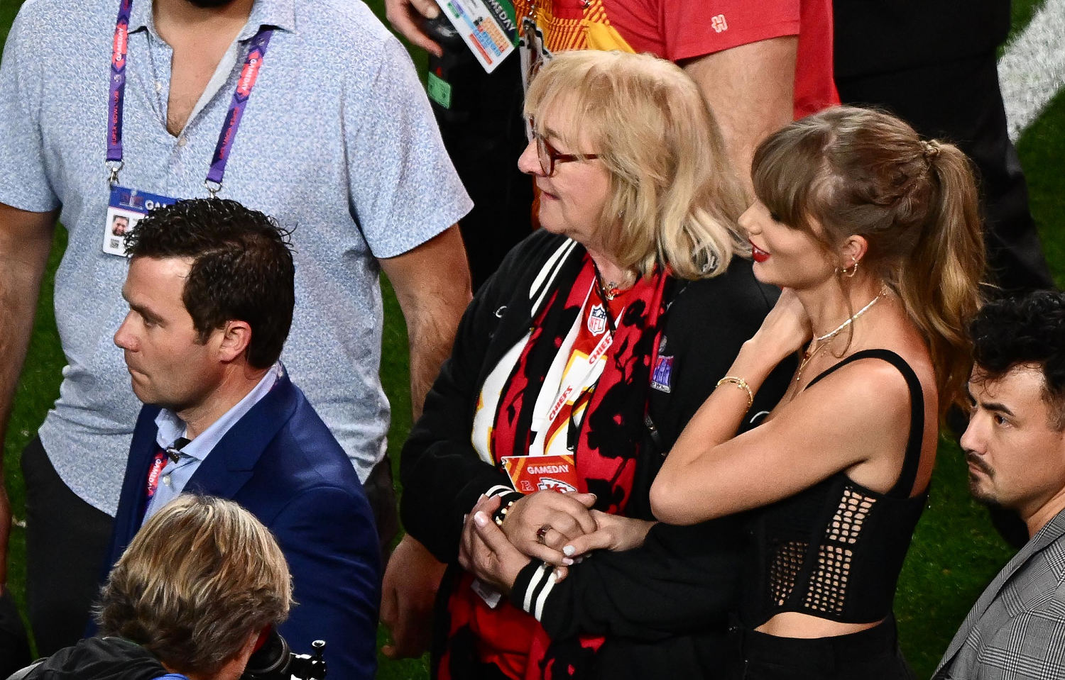 Taylor Swift And Donna Kelce Walk Onto The Field Holding Hands After ...