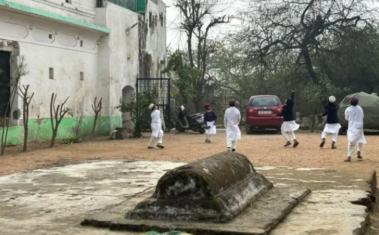 masjid berusia 600 tahun di india dirobohkan, puluhan yatim piatu kehilangan 'rumah' - 'hanya doa yang kami punya sekarang'