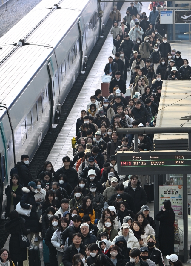 ‘집으로’…귀경객들로 붐비는 서울역