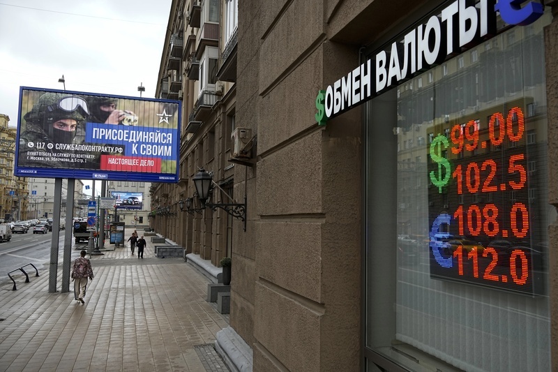 ruská ekonomika dlouho nevydrží, ale letošní rok může zvládnout, píše bbc