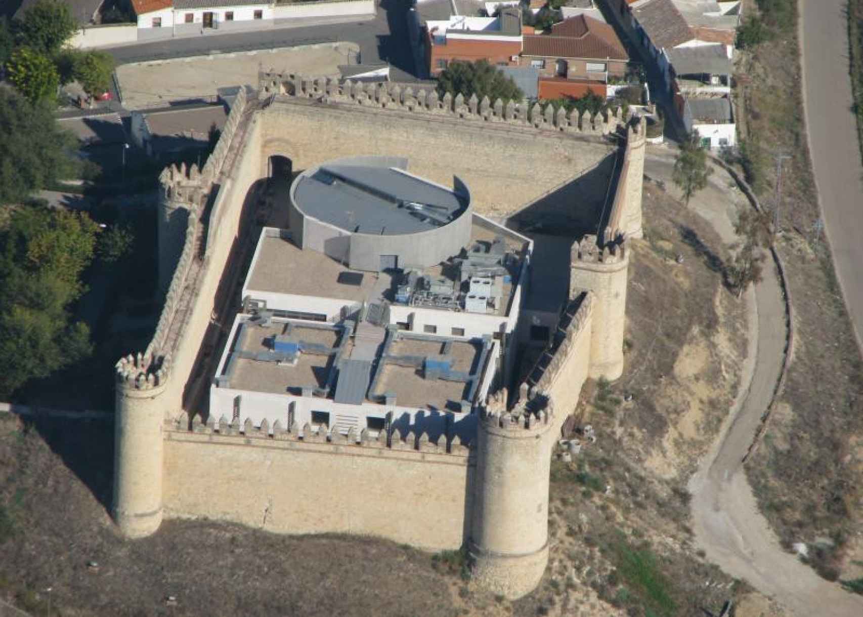el castillo de almanzor en toledo que alberga un museo abandonado de la guardia civil