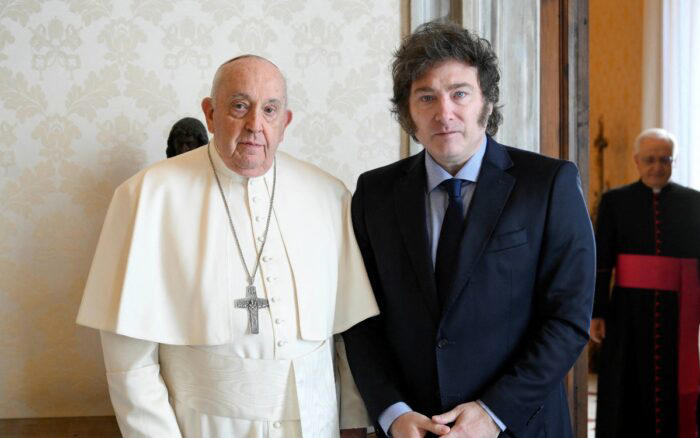 Milei se reúne con el papa Francisco; le regala alfajores y galletas de limón