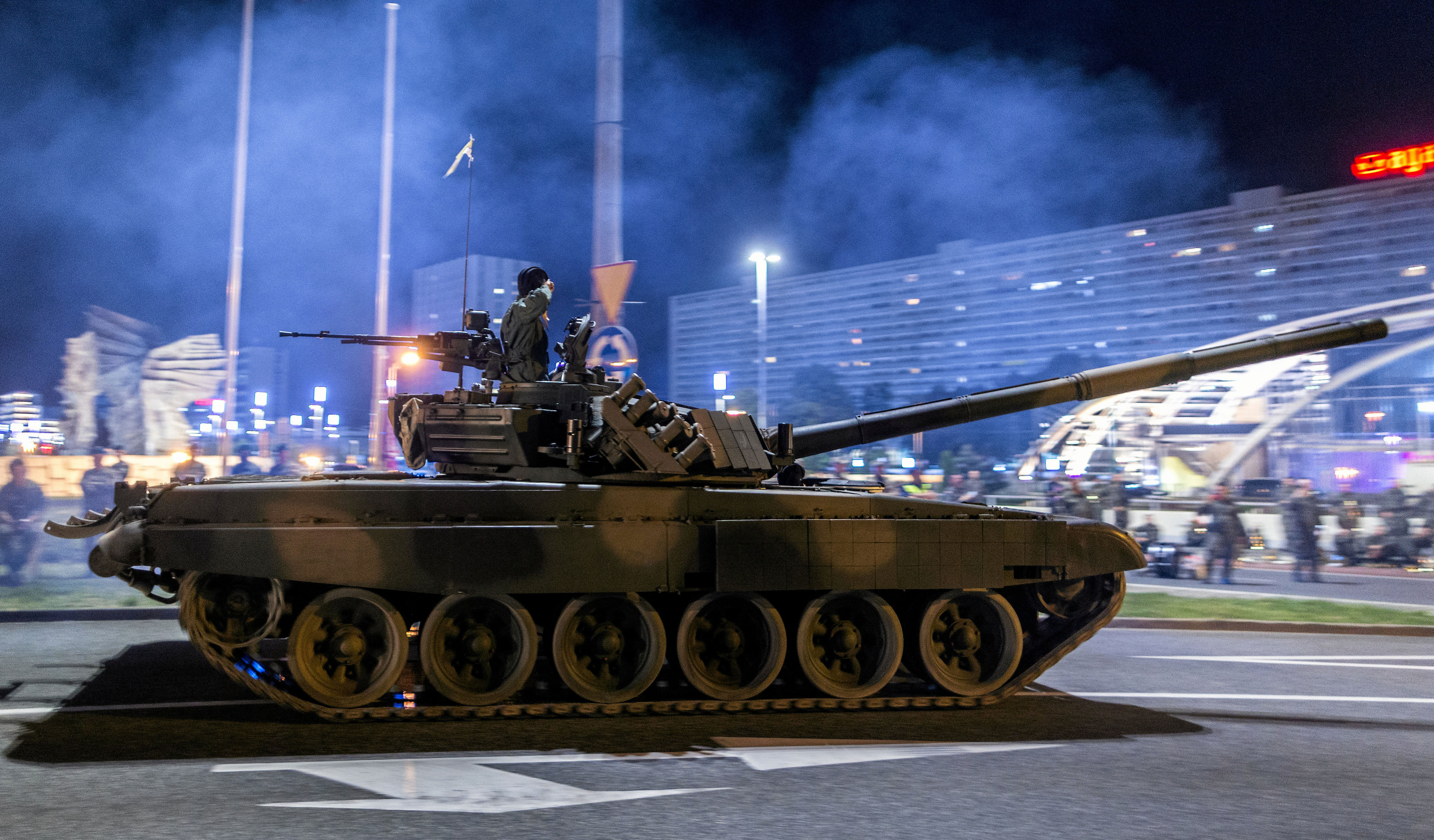 czołgi wyjechały na ulice, a wojsko apeluje o niepublikowanie zdjęć. co się dzieje?