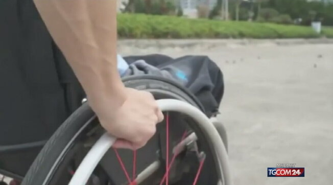 lecce, 13enne muore cadendo dalla sedia a rotelle all'uscita da scuola: aperta un'inchiesta