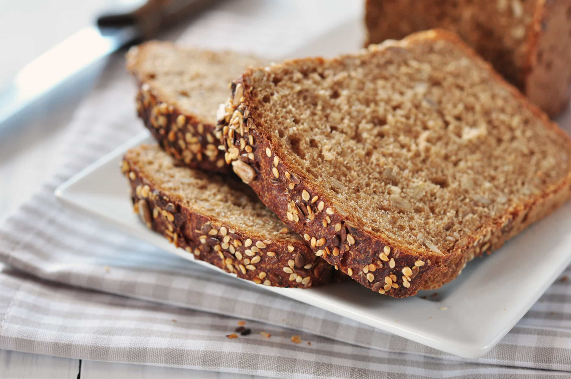 Bread eat. Цельнозерновой хлеб. Хлеб с зернами. Хлеб тостовый зерновой. Хлеб злаковый.