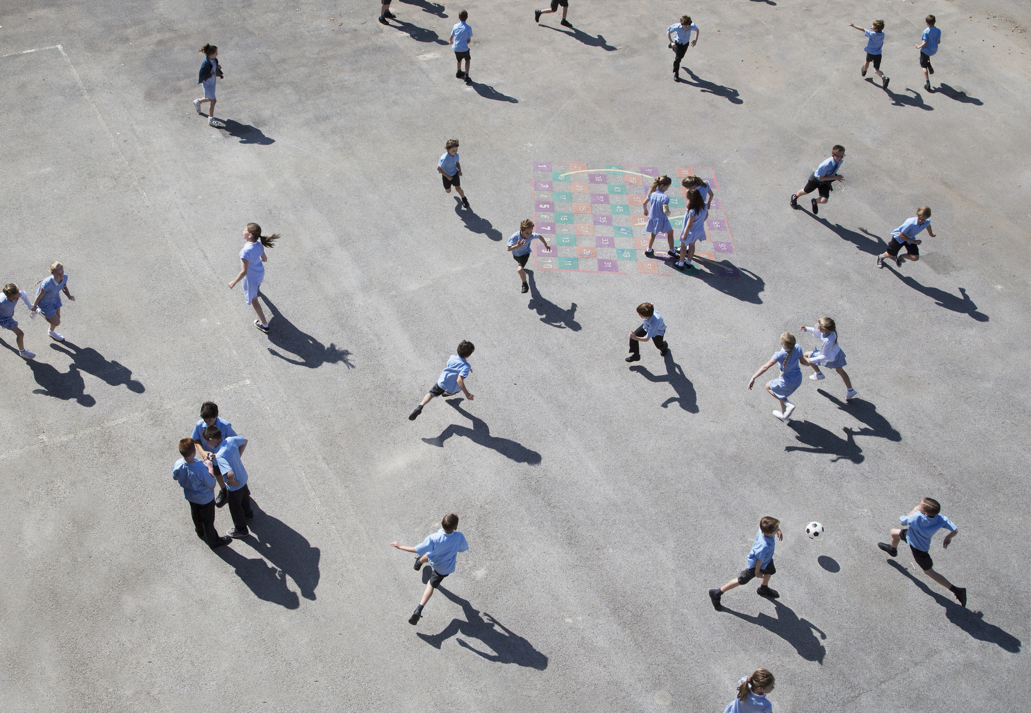 un estudio revela el comportamiento de niños y niñas en el patio del colegio: para reflexionar