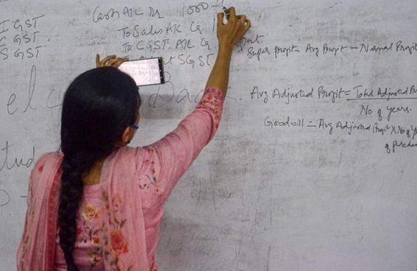 andhra pradesh releases notification to recruit 6,100 teachers