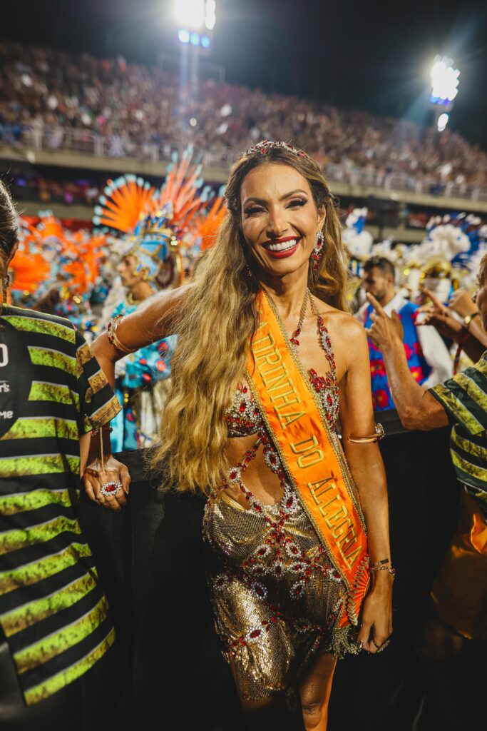 celebridades curtem primeira noite de desfiles no carnaval do rio de janeiro; veja fotos