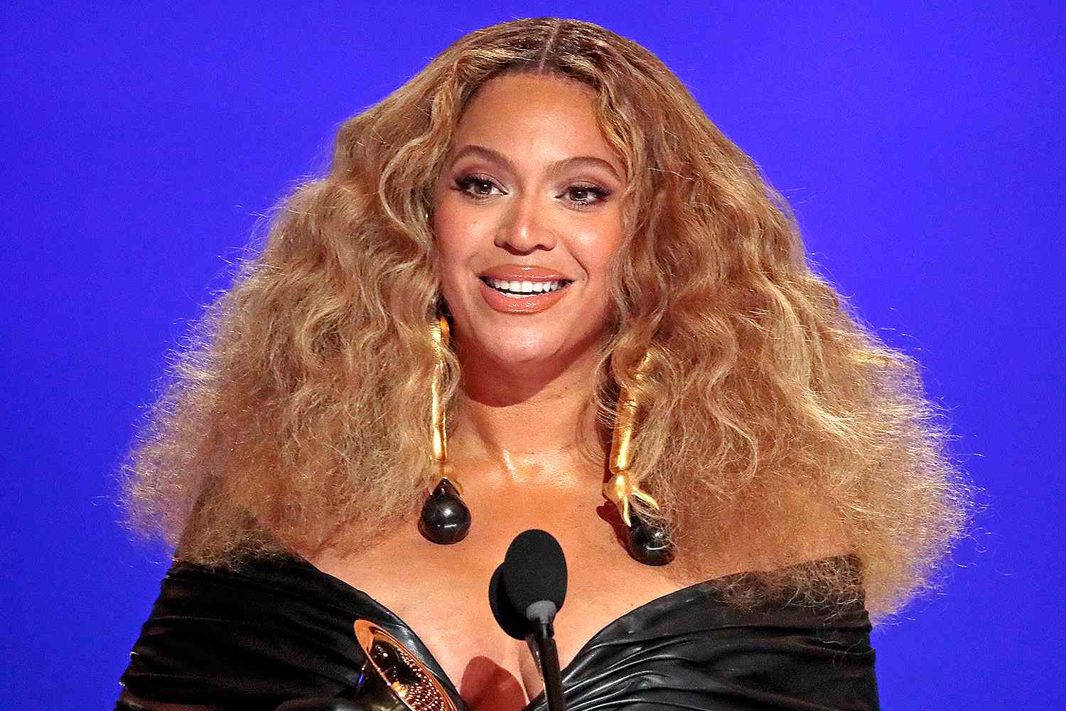 beyoncé 'honored to give back' as she announces $500,000 fund for cosmetology schools and salons nationwide