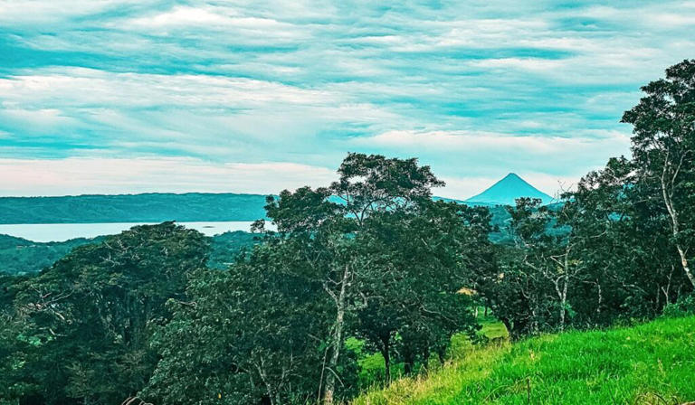 Discover Lake Arenal in the Northern Mountain region of Costa Rica. This man-made lake has the stunning Arenal Volcano as a backdrop. Find out the best viewpoints, things to do, hotels, and resatuarants in this area.