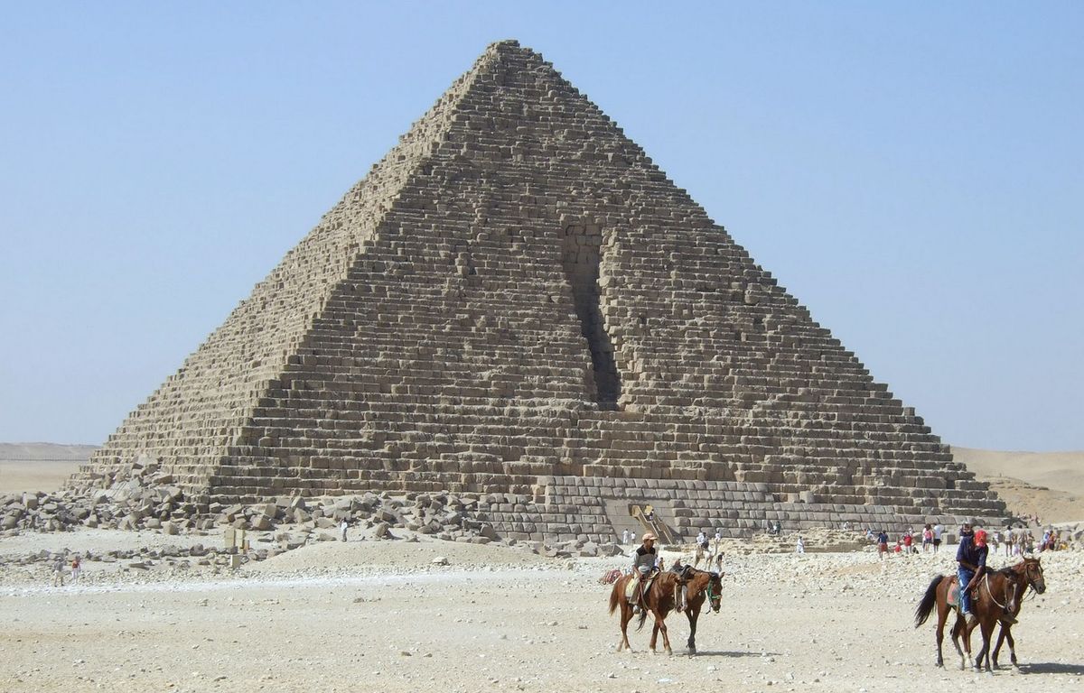 égypte : mykérinos, la plus petite des pyramides de gizeh, ne sera finalement pas restaurée