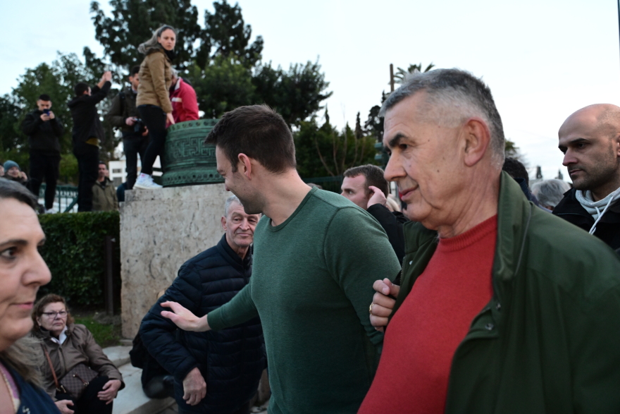 χωριστά από τους βουλευτές του συριζα ο κασσελάκης στο σύνταγμα - ανέβηκε σε τρακτέρ, έβγαλε selfies σε καρότσες - βίντεο