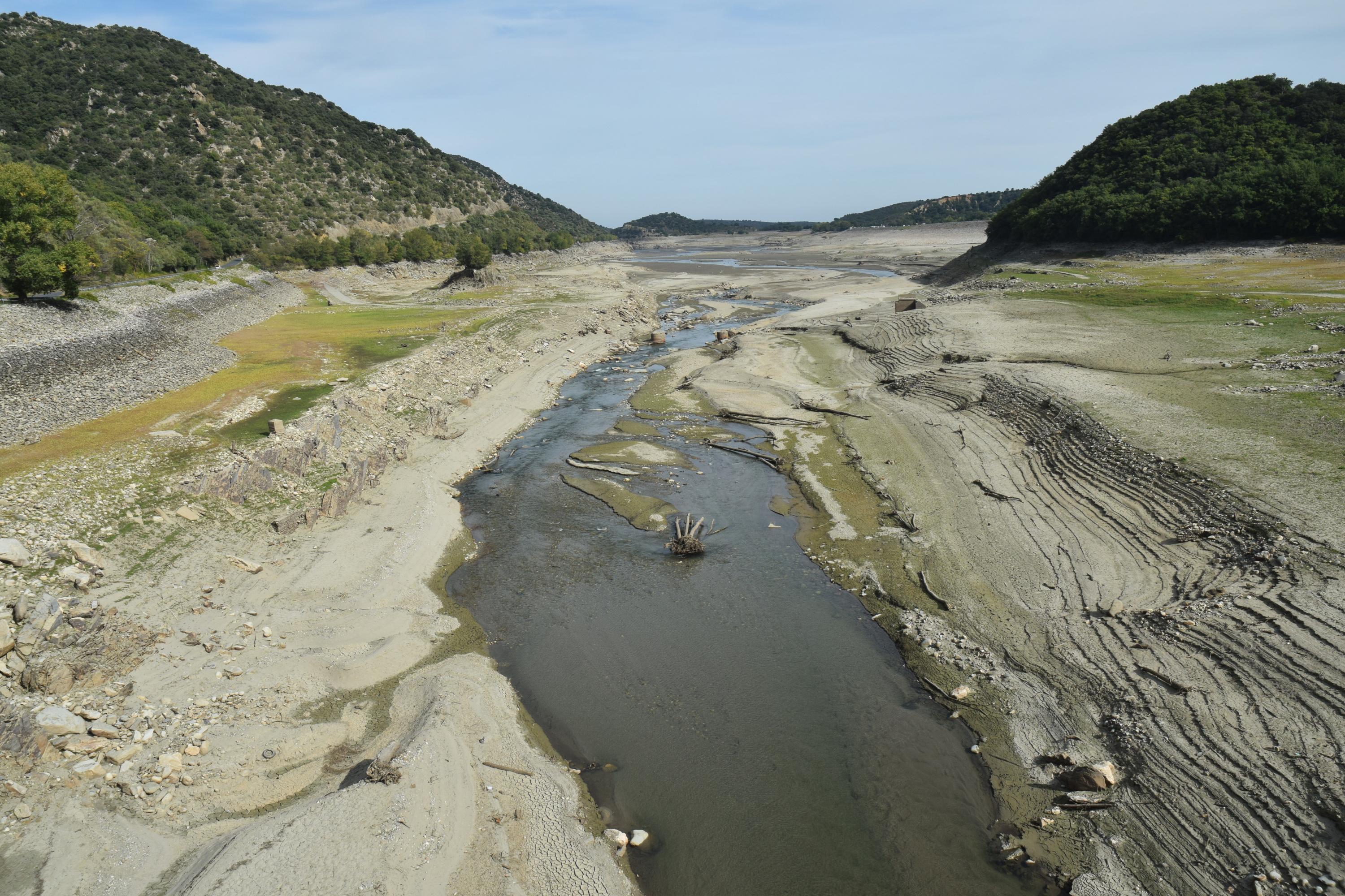 var: le spectacle saisissant d’une rivière reprenant son cours après deux ans de sécheresse