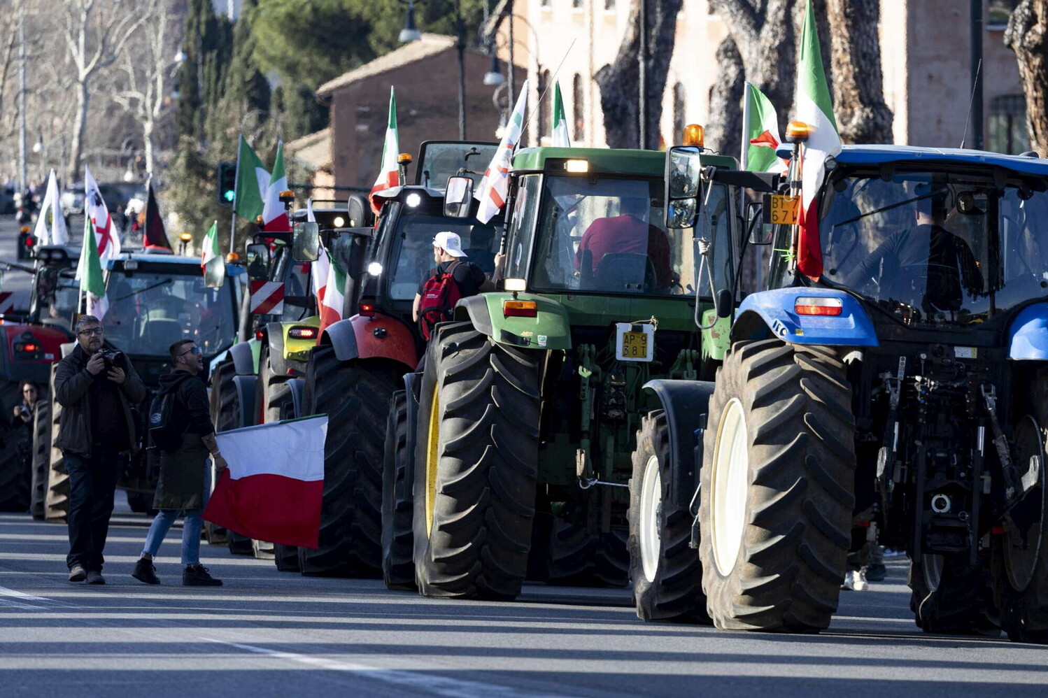 protesta agricoltori, centinaia di trattori bloccano via nomentana a roma