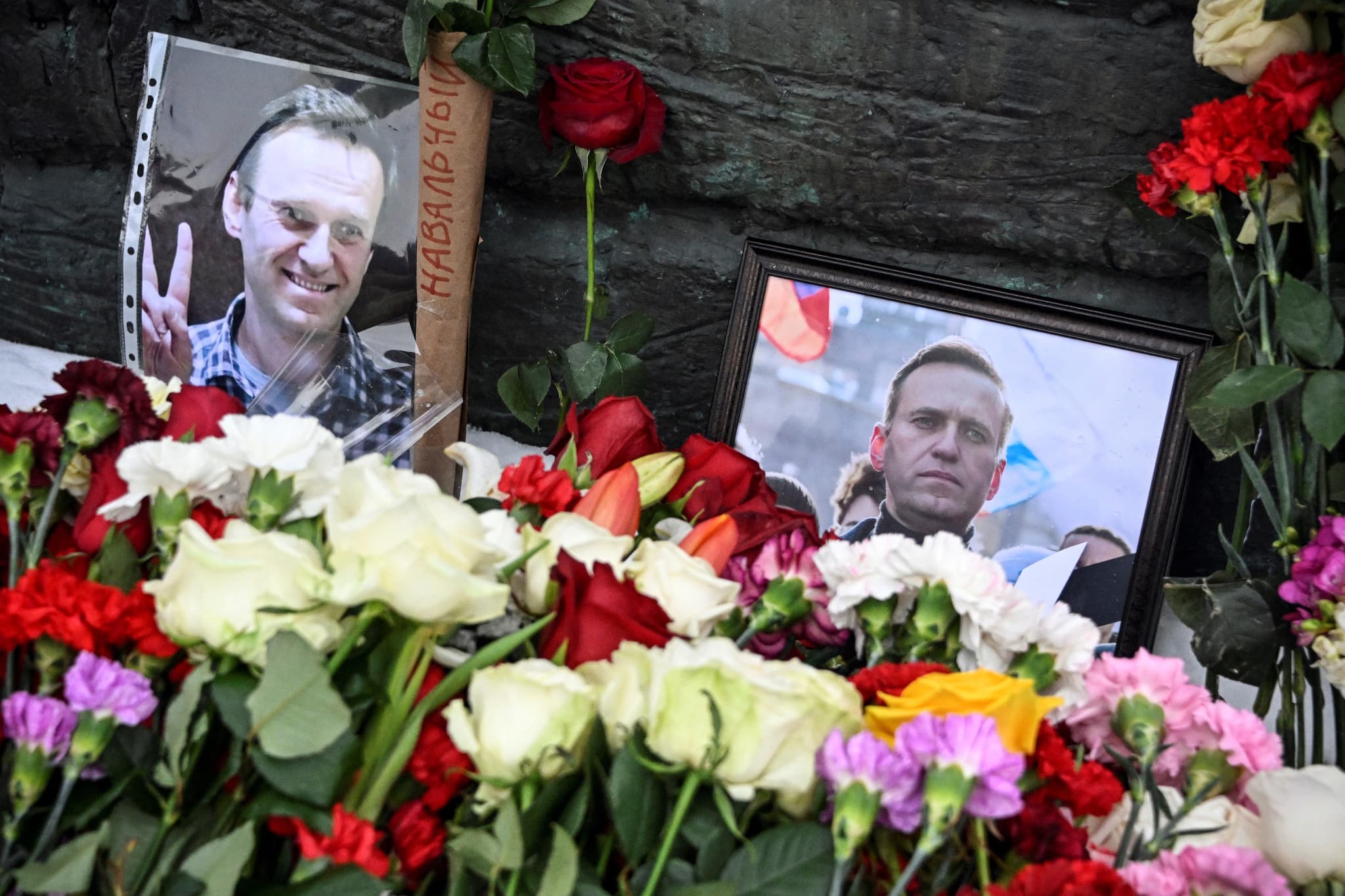 alexeï navalny: ses proches assurent que les autorités russes menacent de l'enterrer dans sa prison