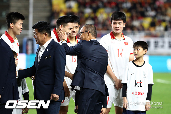 위기에 빠진 한국축구 ‘베트남 전설’ 박항서 감독이 임시소방수로 나설까 [서정환의 사자후]