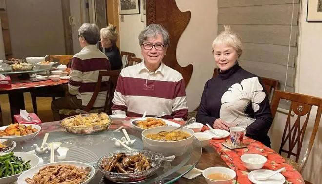 汪明荃前任移民多年重返香港，与好友新年聚餐，83岁仍容光焕发