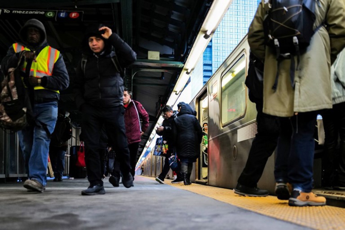 une jambe retrouvée dans le métro de new york, la police recherche le corps