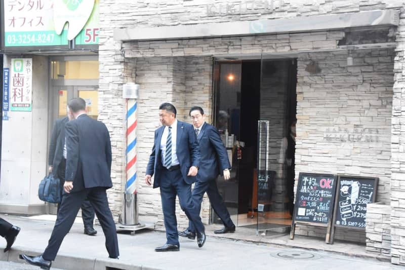 「総理、また散髪かよ」密着記者も驚く２週に１回ペース 岸田首相は歴代で最も床屋好き？一体なぜ？