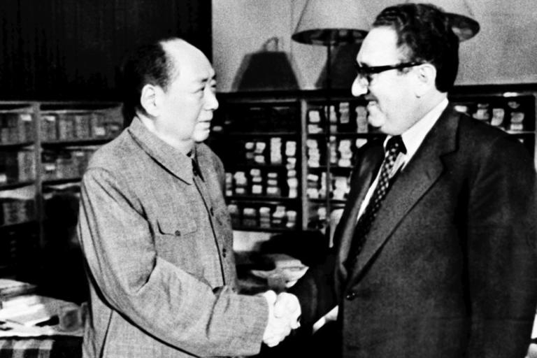 1973年11月12日，中國領導人毛澤東在北京與時任美國國務卿的季辛吉握手。（美聯社）